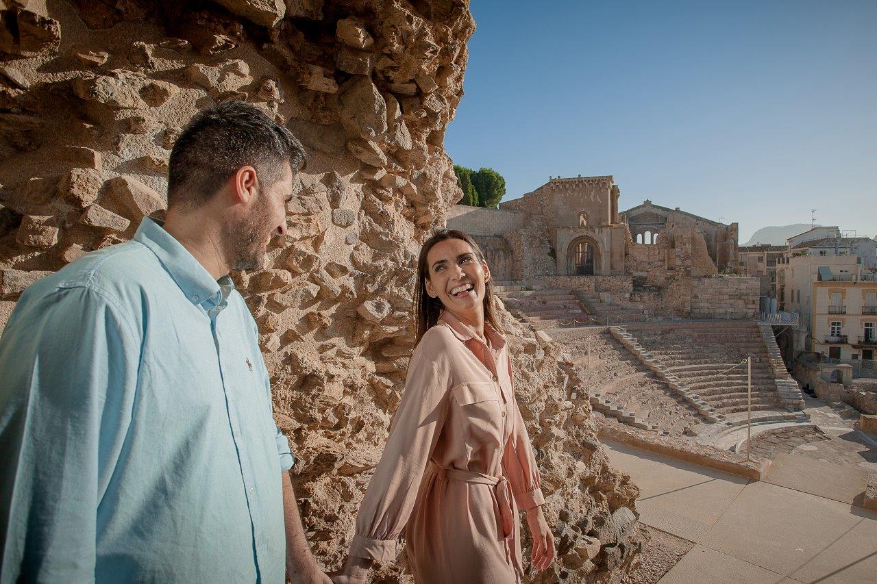 pareja visitando teatro romano